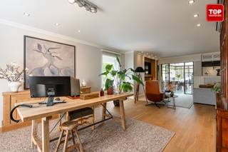 In één van de meest gegeerde straten van Mariakerke vindt u deze unieke, volledig instapklare woning (gerenoveerd in 2022) op een perceel van 775...