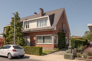 <p>Op een rustige en aangename locatie in Kessel bevindt zich deze ruime halfopen bebouwing op een mooi perceel van 600 m². De woning combineert een praktische indeling met een aangename buitenruimte en beschikt bovendien over een overdekt zwembad van maar liefst 9 x 4 meter.<br /><br />Via de inkomhal betreedt u de woning. De leefruimte biedt een aangename plaats om te wonen en sluit aan op de vernieuwde keuken uit 2008. Aansluitend bevindt zich de veranda, die zorgt voor een aangename verbinding met de tuin. Vanuit de woning heeft u toegang tot het overdekte terras, waar u in alle weersomstandigheden heerlijk van de buitenomgeving kunt genieten. Verder beschikt het gelijkvloers over een afzonderlijk toilet.<br /><br />Op de eerste verdieping bevinden zich drie slaapkamers en een badkamer met ligbad en lavabo. Eén van de slaapkamers kan ook perfect ingericht worden als bureau, hobbyruimte of dressing, afhankelijk van uw behoeften. <br /><br />Deze woning heeft ook nog een zolderverdieping te betreden via schuiftrap<br /><br />De woning beschikt tevens over een garage, waarin de technieken van het zwembad zijn ondergebracht. Aan de voorzijde is er een oprit met een karaktervolle smeedijzeren poort.<br /><br />De kelderverdieping biedt bijkomende praktische ruimte. Hier bevinden zich de aansluitingen voor wasmachine en droogkast, evenals de nutsvoorzieningen en meters voor water, gas en elektriciteit. Onder de volledige woning is bovendien een kruipkelder aanwezig.<br /><br />Een absolute troef van deze woning is de ruime tuin. Hier bevindt zich een overdekt zwembad van 9 x 4 meter, ideaal voor ontspanning en genieten met familie en vrienden. Het zwembad beschikt over een nieuwe warmtepomp van 2024. Ook de overkapping van het zwembad werd recent aangepakt en vernieuwd in 2025.<br /><br />Daarnaast beschikt de woning over een regenwaterput van 6.000 liter, wat een mooie meerwaarde vormt voor het duurzaam gebruik van regenwater.<br /><br />Ontdek deze woning nu al via de interactieve grondplannen met foto’s.<br />Surf naar www.wijns.be en klik op “virtueel bezoek”.<br /><br />Voor meer informatie of een bezoek: 0473 110010<br />✉️ Luc@wijns.be</p>
