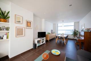 Deze instapklare woning gelegen vlakbij het centrum van Menen is op zoek naar zijn nieuwe eigenaars!We betreden de woning via de ruime...