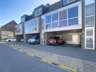 <p>Stijlvol duplex appartement te huur in het hart van Keerbergen.<br /><br />Op zoek naar een ruim en modern appartement met karakter? Dit prachtige duplex appartement met twee slaapkamers is gelegen in een kleinschalig en eigentijds gebouw in het centrum van Keerbergen. Dankzij de privé inkom geniet je van extra privacy en een doordachte indeling over twee verdiepingen.<br /><br />Via de inkom op het gelijkvloers bereik je de trap naar de woonverdieping, waar je binnenkomt in de lichtrijke leefruimte met een open, volledig geïnstalleerde keuken en eetplaats. Verder vind je op deze verdieping een apart toilet, een ingebouwde vestiaire en een praktische berging met aansluiting voor wasmachine en droogkast.<br /><br />Op de bovenverdieping bevindt zich een open werkplek, ideaal voor thuiswerk of een gezellige leeshoek. Daarnaast zijn er twee ruime slaapkamers en een stijlvolle badkamer met ligbad, douche, dubbele lavabo en toilet. Vanuit de master bedroom en de werkplek heb je toegang tot een ruime patio/terras, waar je heerlijk kan ontspannen. Extra bergruimte is voorzien dankzij een zolder van 30m², bereikbaar via een trapladder.<br /><br />Onder het appartement is er een overdekte buitenparkeerplaats voorzien, inclusief een aparte privéberging.<br /><br />Huurprijs: 1075 EUR/maand + 35 EUR gemeenschappelijke kost.<br />Alle nutsvoorzieningen zijn individueel.<br />Beschikbaarheid: 01/08/2026.<br /><br />Interesse? Plan je bezoek in via onze website www.living-stone.be.</p>