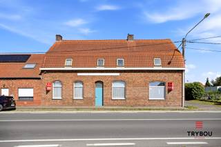 In de Iepersteenweg 30 te Merkem ontdek je deze verrassend ruime halfopen bebouwing met een waaier aan mogelijkheden. Dankzij de uitzonderlijke bewoonbare ruimte en maar liefst 7 slaapkamers is deze woning ideaal voor grote gezinnen, wie wonen en werken wil combineren of investeerders die op zoek zijn naar een pand met potentieel.<br /><br />Het gelijkvloers is als volgt: Inkomhal, slaapkamer, een badkamer, een grote leefruimte en een ruime keuken met voldoende plaats voor een eetgedeelte. Daarnaast beschikt de woning over een praktische kelder en een voutekamer die extra bergruimte biedt.<br /><br />Op de verdieping geeft de nachthal toegang tot maar liefst zes volwaardige slaapkamers. De royale slaapkamer van 43 m² springt hierbij meteen in het oog en biedt tal van mogelijkheden, zoals een master bedroom met dressing, hobbyruimte of bureau.<br /><br />De woning biedt een stevige basis voor wie op zoek is naar ruimte en potentieel. Dankzij de halfopen bebouwing geniet je bovendien van extra lichtinval en een aangename woonbeleving.<br /><br />Gelijkvloers:<br />Inkomhal: 12,6 m²<br />Slaapkamer 1: 7,5 m²<br />Badkamer: 5,1 m²<br />Leefruimte: 21,18 m²<br />Keuken: 19,8 m²<br />Kelder: 14,45 m²<br />Voutekamer: 11,4 m²<br /><br />Verdieping:<br />Nachthal: 4,9 m²<br />Slaapkamer 2: 11,8 m²<br />Slaapkamer 3: 43 m²<br />Slaapkamer 4: 12,8 m²<br />Slaapkamer 5: 15,09 m²<br />Slaapkamer 6: 22,14 m²<br />Slaapkamer 7: 14,7 m²<br /><br />Een unieke kans voor wie op zoek is naar een ruime woning met veel mogelijkheden op een vlot bereikbare ligging in Merkem.<br /><br />📞 Interesse? Contacteer Thijs, Friedel of Nina:<br />📲 051 57 54 61<br />📧 thijs@grouptrybou.be | friedel@grouptrybou.be | nina@grouptrybou.be
