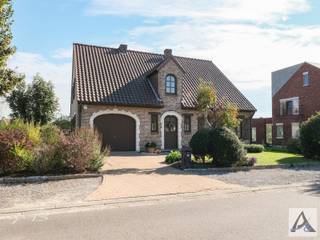 <h1><span>Charmante vrijstaande woning in landelijke stijl op een rustige locatie in Munsterbilzen!</span></h1><p><span>Op zoek naar een ruime gezinswoning met karakter, een gezellige tuin en een prachtige, groene omgeving?</span><span> Dan is deze charmante vrijstaande woning, gelegen aan de Oude Tramweg 31 in Munsterbilzen, absoluut een bezoekje waard!</span></p><p><span>Deze woning in landelijke stijl bevindt zich op een mooi perceel in een rustige straat, vlak bij het Munsterbos en het Nationaal Park Hoge Kempen. Hier geniet je van een aangename woonomgeving, mooie vergezichten en alle ruimte om helemaal tot rust te komen.</span></p><h3><span>Indeling</span></h3><p><span>Gelijkvloers</span></p><p><span>Via de inkomhal met apart gastentoilet betreden we de woning. De ruime en lichtrijke leefruimte vormt het hart van de woning en wordt gekenmerkt door een authentieke schouw die meteen voor een warme, gezellige uitstraling zorgt. Dankzij het schuifraam geniet je bovendien van een mooi zicht op de tuin en een aangename verbinding tussen binnen en buiten.</span></p><p><span>Aansluitend bevindt zich de keuken, met daarnaast een bijzonder ruime en praktische berging. Verder beschikt de woning over een inpandige garage, uitgerust met een smeerput. Een interessante extra voor wie graag aan wagens sleutelt of nood heeft aan een praktische werkruimte.</span></p><p><span>Eerste verdieping</span></p><p><span>Op de eerste verdieping bevinden zich drie ruime slaapkamers. De master bedroom beschikt bijkomend over een afzonderlijke dressing. Verder is er de badkamer, uitgerust met een ligbad, douche, lavabo, toilet en bidet. Dankzij de natuurlijke lichtinval is ook deze ruimte bijzonder aangenaam.</span></p><p><span>Daarnaast zijn er nog twee volwaardige slaapkamers, ideaal als kinderkamer, logeerkamer of thuiskantoor.</span></p><p><span>Kelderverdieping</span></p><p><span>Een absolute meerwaarde is de volledig onderkelderde woning. Deze verdieping biedt een zee aan bijkomende ruimte en tal van mogelijkheden voor het inrichten van een hobbyruimte, atelier, werkruimte of extra opslagruimte.</span></p><p><span>Buitenruimte</span></p><p><span>Ook buiten heeft deze woning heel wat te bieden! De gezellige tuin vormt een heerlijke plek om te ontspannen, te genieten van het groen of samen met familie en vrienden gezellige momenten door te brengen.</span></p><p><span>De rustige ligging, het landelijke karakter en de nabijheid van prachtige natuurgebieden maken het plaatje compleet.</span></p><h3><span>Goed om te weten!</span></h3><p><span>De huidige bewoners zijn momenteel volop bezig met de voorbereidingen van hun verhuis naar hun nieuwe stekje, daardoor komt de woning op korte termijn vrij! Ideaal voor wie snel zijn intrek wil nemen en eventueel nog vóór het einde van dit jaar de aankoopakte wil laten verlijden, met de mogelijkheid om aan te kopen tegen het verlaagde registratietarief van 2%, indien men hiervoor in aanmerking komt.</span></p><h3><span>Troeven van deze woning</span></h3><ul><li><span>Charmante vrijstaande woning in landelijke stijl</span></li><li><span>Rustige ligging op een mooi perceel met groen uitzicht</span></li><li><span>Ruime leefruimte met authentieke schouw</span></li><li><span>Drie volwaardige slaapkamers, waaronder een master bedroom met dressing</span></li><li><span>Royale badkamer met ligbad én douche</span></li><li><span>Volledig onderkelderd met tal van gebruiksmogelijkheden</span></li><li><span>Inpandige garage met smeerput</span></li><li><span>Gezellige tuin</span></li><li><span>Snelle beschikbaarheid</span></li><li><span>Nabij het Munsterbos en het Nationaal Park Hoge Kempen</span></li></ul><p><span>Benieuwd naar de mogelijkheden van deze charmante woning?</span></p><p><span>Neem vandaag nog contact met ons op via <span>info@immopa.be</span></span><span> of via 089/50.35.85.</span></p>