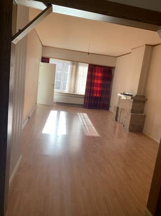 <p>Ontdek de charme van dit 1 slaapkamer appartement, gelegen in de Gudrunlaan in het hart van Merksem. Dit instapklare appartement bevindt zich op de eerste verdieping. Met een praktische indeling beschikt het over een gezellige woonkamer, een functionele keuken en een comfortabele slaapkamer. De badkamer grenzende aan de woonkamer aan de straatzijde is volledig nieuw  en biedt alle noodzakelijke voorzieningen.</p>
 

<p>De perfecte locatie biedt jou niet alleen alle gemakken van de stad in de nabijheid, maar ook een rustige uitvalsbasis om te ontsnappen aan de drukte. <br /><br />Het appartement is voorzien van een individuele verwarmingsketel op gas, privatieve elektrische aansluiting en een gemeenschappelijke wateraansluiting. Maandelijks voorschot voor de kosten bedraagt hierdoor amper 50,00 euro.<br /><br /> </p>