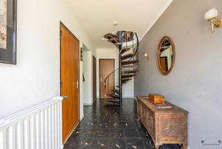 <p><span>This well-maintained home offers a practical layout and a surprising amount of space, making it ideal for families or anyone looking for comfortable living.</span></p><p><span>On the ground floor, you’ll be welcomed into a spacious entryway. You’ll also find a garage with an electric door and extra storage space, a guest bathroom, and a functional kitchen that opens onto the light-filled porch/living area. From here, you have access to the cozy, low-maintenance garden where you can relax in peace.</span></p><p><span>The first floor features a spacious living area with a practical kitchenette, offering plenty of possibilities for a cozy sitting area, home office, or hobby room.</span></p><p><span>On the second floor, you’ll find two spacious bedrooms, a third smaller room that’s perfect as a children’s room, office, or walk-in closet, and a bathroom.</span></p><p><span>An ideal home for anyone looking for space, comfort, and a pleasant outdoor environment. Make an appointment for a tour today!</span></p>