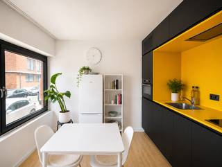 <p><span>Op zoek naar een kwalitatieve investering of een comfortabele studio op een toplocatie in Leuven? Deze onmiddelijk beschikbare studio bevindt zich in </span><strong><span>Residentie Wales</span></strong><span>, een volledig gerenoveerd gebouw met 32 hoogwaardige studio's.</span></p>
<p><span>Dankzij de centrale ligging, net binnen de Leuvense ring, is deze studio bijzonder aantrekkelijk voor studenten en artsen in opleiding. De combinatie van een uitstekende bereikbaarheid en een kwalitatieve afwerking maakt dit een gegeerde woonlocatie.</span></p>
<p><span>De residentie bevindt zich op wandelafstand van het bruisende hart van de Stad, op ongeveer 900 meter van de KU Leuven en vlak bij IMEC/ GHB. Bovendien zorgen de nabijgelegen binnen- en buitenring en de vlotte aansluiting op de expresweg en autosnelweg voor een uitstekende bereikbaarheid.</span></p>
<p><span>De studio is gelegen op het gelijkvloers en beschikt over een aangename, lichtrijke leefruimte, een ingerichte keuken, een afsluitbare slaapruimte en een praktische badkamer met douche. De doordachte indeling zorgt voor een optimaal wooncomfort.</span></p>
<p><span>Wenst u meer informatie of een bezoek ter plaatse? Neem dan gerust contact op met Anne-Leen via </span><strong><span>0495 138 111</span></strong><span>.</span></p>