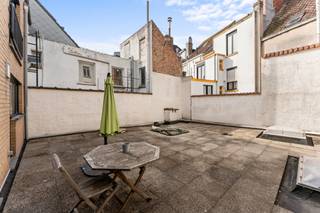 Op slechts enkele meters van het strand en de zee van Blankenberge vind je deze unieke combinatie van commerciële ruimte (190 m²) en ruime duplex...