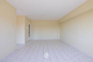 Appartement calme et lumineux situé au 3e étage d'un immeuble bien entretenu et équipé d'un ascenseur. L'appartement comprend 2 chambres, une cuisine équipée et une agréable terrasse. Disponible immédiatement. L'arrêt de bus Peter Benoit se trouve à seulement 200 m.Les charges mensuelles s'élèvent à 140 €, principalement pour la consommation privative d'eau froide et chaude ainsi que pour le chauffage.Possibilité de louer séparément une place de parking intérieure.Idéal pour ceux qui souhaitent vivre au calme, tout en bénéficiant d'un accès facile.