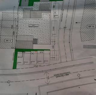 <strong>Twee vlot bereikbare parkeerplaatsen, </strong><strong>gelegen nabij het gekende punt 'Den Dollar'- P7 en P8.</strong><br />Het betreft een parking aan de zijkant van het gebouw; gelegen in een kleinschalige en verzorgde residentie. Dankzij de centrale ligging bevindt u zich op korte afstand van winkels, diensten en belangrijke invalswegen. Deze parking is de ideale oplossing voor wie op zoek is naar een veilige en praktische parkeerplaats in het centrum, zowel voor eigen gebruik als investering.<br />Interesse? Neem gerust contact op voor meer informatie: stephanie@immodelestre.be of 054 33 62 52. www.immodelestre.be