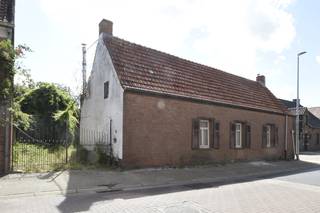 Deze woning biedt tal van mogelijkheden voor wie graag een renovatieproject aangaat of op zoek is naar een perceel voor een open bebouwing.<br />Dankzij de gunstige regeling kan je bovendien genieten van het <strong>6% BTW-tarief bij afbraak en wederopbouw</strong> (onder bepaalde voorwaarden).<br />Raming/Offerte afbraak woning ter inzage te verkrijgen via kantoor.<br /><br />Indeling huidige woning:<br />Gelijkvloers: gezellige living, aparte eetkamer, keuken en twee kamers die naar wens kunnen worden ingericht.<br />Eerste verdieping: twee bijkomende kamers.<br />Buitenruimte: ruime tuin met bijgebouw, ideaal als opslag of hobbyruimte.<br /><br />Of je nu kiest om deze woning volledig te renoveren naar eigen smaak, of om een nieuwe thuis te realiseren op dit perceel, hier liggen de mogelijkheden volledig open.<br /><strong>Troeven</strong>:
<ul>
<li>Ruim perceel met tuin en bijgebouw</li>
<li>Mogelijkheid tot 6% BTW-tarief bij afbraak en wederopbouw</li>
<li>Zowel geschikt voor renovatie als nieuwbouw</li>
</ul>
Renovatieverplichting residentiële gebouwen van toepassing. Meer info: https://www.vlaanderen.be/een-huis-of-appartement-kopen/renovatieverplichting-voor-residentiele-gebouwen<br /><br />Ben je op zoek naar een uitdaging met veel potentieel? Plan dan snel een bezoek en ontdek de mogelijkheden!<br />Ben je ook van plan jouw eigendom te verkopen? Maak een afspraak voor een gratis schatting, wij maken er samen een succesverhaal van.