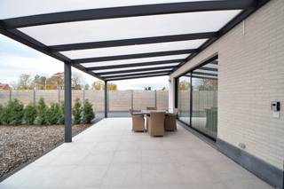 Woning met 2 slaapkamers nabij het centrum van Tielen. De woning is rolstoelvriendelijk (grote schuifdeuren, aangepaste badkamer en keuken) en...