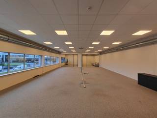 Instapklare en knap afgewerkte kantoorruimte van 240 m² met 4 parkeerplaatsen te koop, gelegen langs de bedrijvige Pathoekeweg te Brugge.Het kantoor...