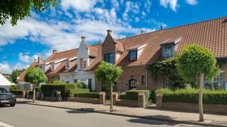 Stijlvol gerenoveerde woning met zuidgerichte tuin, rustig gelegen in het Oude Knokke, op wandelafstand van de winkels en de Groentenmarkt. Indeling: ruime inkomhal met vestiaire en gastentoilet. Lichtrijke en royale woon- en eetkamer met gezellige gashaard en directe toegang tot het zonnige terras en de tuin. Aansluitend bevindt zich de volledig uitgeruste open keuken met open haard en aangename ontbijthoek. Verder beschikt het gelijkvloers over een praktische bureauruimte, een douchekamer en toegang tot de kelder.<br />Op de eerste verdieping bevinden zich drie ruime slaapkamers, twee badkamers en een afzonderlijk toilet. De zolderverdieping is bereikbaar via een vaste trap en biedt tal van mogelijkheden als bijkomende slaapkamer, bureau of polyvalente ruimte. De zuidgerichte tuin met verzorgd terras geniet van optimale privacy en vormt een heerlijke plek om in alle rust van de zon te genieten. Als bijkomende troef beschikt de woning over een inpandige garage, bereikbaar via een achterliggende weg, met extra parkeermogelijkheid voor de poort. Een bijzonder complete en instapklare woning die hoogwaardige afwerking, optimaal wooncomfort en een uitstekende ligging in het Oude Knokke combineert. Contacteer Alex Dewulf voor meer informatie of een bezoek.
