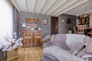<section></section>
<section>
<div>
<div>
<div>
<div>
<div>
<div>
<p>Welkom in deze charmante, lichtrijke gelijkvloerse woning, gelegen in de rustige Eugeen Coolsstraat 61 te Bekkevoort. Deze woning combineert comfortabel wonen met een praktische indeling en een vlotte bereikbaarheid richting belangrijke invalswegen en omliggende gemeenten.</p>
<p>Bij het betreden van de woning komt u in een verzorgde inkomhal met gastentoilet en vestiaire. Van hieruit bereikt u de ruime en bijzonder lichtrijke leefruimte, waar grote raampartijen zorgen voor een aangename sfeer en veel natuurlijk lichtinval. Aansluitend bevindt zich de aparte keuken, die toch in directe verbinding staat met de leefruimte – ideaal voor wie graag kookt en tegelijk betrokken blijft bij het gezinsleven.</p>
<p>De woning beschikt verder over drie volwaardige slaapkamers en een functionele badkamer. Buiten geniet u van een gezellig overdekt terras, perfect om het hele jaar door te ontspannen.</p>
<p>Een absolute troef is de volledige onderkeldering van de woning, die niet alleen extra bergruimte biedt, maar ook plaats geeft aan een ondergrondse garage waar u twee wagens kunt parkeren. Daarnaast is er nog een oprit voorzien met plaats voor twee extra wagens.</p>
<p>Technisch beschikt de woning over een EPC-score D en is de elektrische installatie niet conform, wat ruimte biedt voor verdere optimalisatie naar eigen smaak en normen.</p>
<p>Kortom, een praktische en lichtrijke woning met veel potentieel, gelegen op een goed bereikbare en rustige locatie. Ideaal voor wie comfortabel gelijkvloers wil wonen met extra ruimte en mogelijkheden!</p>
</div>
</div>
</div>
</div>
</div>
</div>
</section>