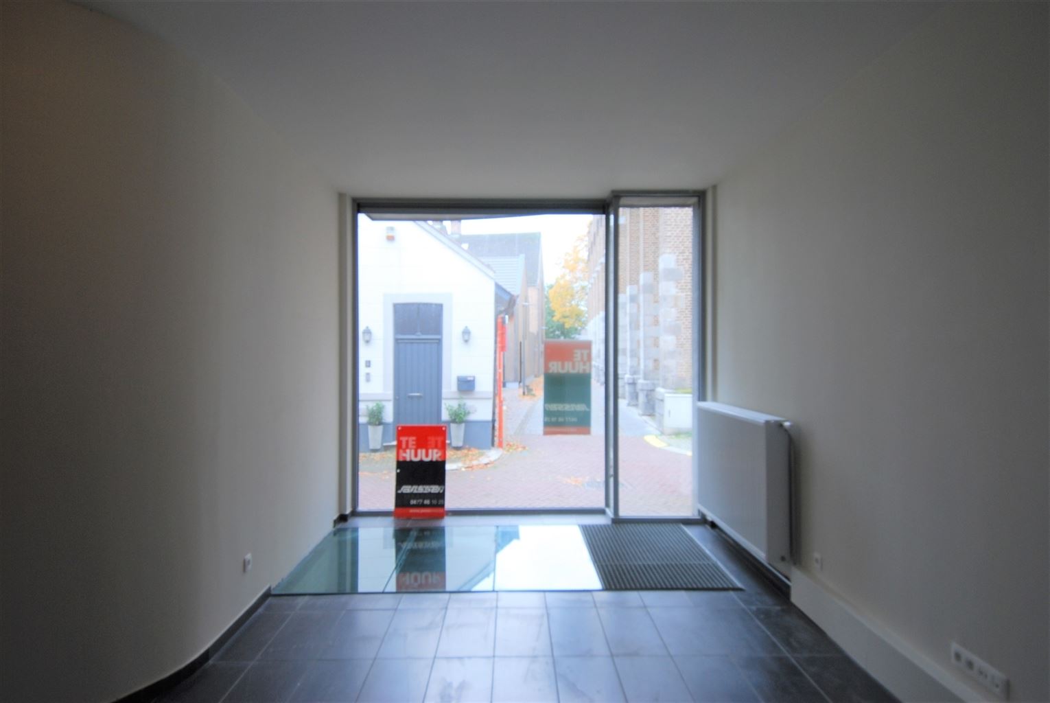 Gelijkvloers appartement met 2 slaapkamers en binnenkoer, gelegen in het centrum van Maaseik, vlak aan de markt. - foto 4