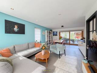 <p><span>ENERGIEZUINIGE WONING met 3 VOLWAARDIGE SLAAPKAMERS, gelegen in een RUSTIGE WOONOMGEVING te Kruisem (Kruishoutem). Dankzij de aanwezigheid van 10 ZONNEPANELEN en het gebruik van REGENWATER geniet u hier van een ENERGIEZUINIGE en DUURZAME WOONERVARING. De woning combineert LICHTRIJKE OPEN RUIMTES met HEDENDAAGS WOONCOMFORT en is bovendien GUNSTIG GELEGEN nabij winkels, scholen, openbaar vervoer en BELANGRIJKE INVALSWEGEN met VLOTTE VERBINDING naar de E17. Hierdoor vormt deze eigendom de IDEALE GEZINSWONING voor wie rustig wil wonen met alle voorzieningen binnen handbereik.</span></p>

<p>De indeling gaat als volgt: via de inkomhal met gastentoilet heeft u toegang tot de ruime en lichtrijke woonkamer met open ingerichte keuken. Aansluitend bevinden zich een praktische was- en bergruimte en een speel-/bureauruimte. Op de 1ste verdieping geeft de nachthal toegang tot 3 slaapkamers en een ingerichte badkamer. Via een valtrap bereikt u de praktische bergzolder.<br />Buitenshuis beschikt de woning over een zonnige tuin met ruim terras en tuinhuis met gezellige loungehoek, waar u in alle rust kan genieten van het buitenleven. Daarnaast beschikt de woning over een praktische oprit met voldoende parkeergelegenheid.<br /><br />Adres: Fockaertshof 20 te Kruishoutem (Kruisem)<br /><br />EPB: 62,58 kWh/m², G-score A en P-score B, Geen renovatieverplichting</p>