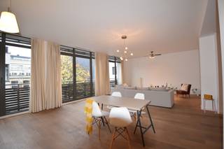 <p>Zeer rustig gelegen appartement, gesitueerd in het centrum van de oude stad. Dit renovatieproject met moderne uitstraling ligt rond een binnentuin.</p>
<p>Indeling: <strong>Royale leefruimte</strong> met veel lichtinval, open volledig geinstalleerde keuken, berging met aansluiting voor wasmachine/droogkast. Nachthal met toilet, <strong>3 ruime tweepersoonskamers</strong> en <strong>badkamer</strong> met ligbad, toilet en dubbele wastafel, alsook een <strong>douchekamer</strong>. Bureau. Balkon<br /><br />Het appartement is voorzien van parket en heeft hoge plafonds.<br /><br />Parkeermogelijkheden in de straat ondergronds aan 125 EUR/ maand. <br /><br />Gemeenschappelijke lasten: 125 EUR / maand</p>