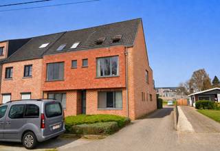 Duplex appartement, type half open bebouwing, met 2 slaapkamers en ruim terras op een zeer goede locatie te Zandhoven, bestaande uit: apart toilet met handenwasser en plaats voor vestiaire; leefruimte met veel lichtinval en directe toegang tot het aangename terras; open, ingerichte keuken voorzien van keramische kookplaat, dampkap, combi-oven en koelkast; berging met aansluiting voor wasmachine. Verdieping 2: twee slaapkamers, badkamer met ligbad/douchescherm en lavabomeubel. Bergzolder in de nok van het dak. Garagebox achter het gebouw bij aan te kopen (25.000 euro). Individuele nutsmeters, centrale verwarming op aardgas, alu ramen met dubbele beglazing, elektriciteit conform! Lage maandelijkse kosten. EPC: 222 kWh/m². Verhuurd, doch beschikbaar najaar 2026.