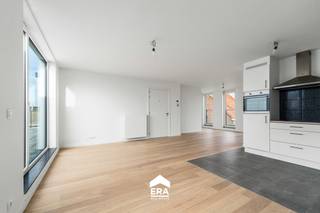 Ontdek dit prachtig afgewerkte penthouse in Eeklo, waar modern comfort en een doordachte indeling hand in hand gaan. Dit instapklare appartement...