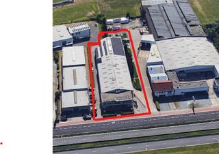 Polyvalent bedrijfsgebouw gelegen op de A12 te Aartselaar met uitstekende zichtbaarheid op een terrein van 3.948m².De showroom (B2B) / kantoor heeft...