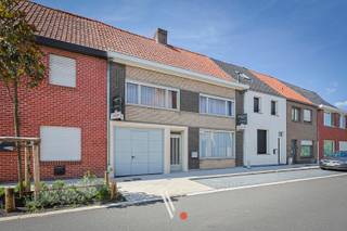 Ben je op zoek naar een woning met écht potentieel, die je volledig naar je eigen hand kunt zetten? Zoek niet verder!<br />In het centrum van Beitem (Roeselare) — op wandelafstand van de school, het openbaar vervoer met vlakbij een supermarkt — staat deze verrassend ruime gezinswoning te koop.<br /><br />Met een <strong>bewoonbare oppervlakte van maar liefst 218 m²</strong> (volgens EPC) en een <strong>gevelbreedte van ca. 8 meter</strong> biedt dit pand een waaier aan mogelijkheden voor wie houdt van ruimte en comfort. <br /><br /><strong>Waarom dit jouw droomproject wordt:</strong>
<ul>
	<li><span><strong>Ruimte in overvloed:</strong> Een solide basis met grote volumes, ideaal voor een groot gezin of wie extra hobby-/werkruimte zoekt.</span></li>
	<li><span><strong>Energiezuinig potentieel:</strong> De woning heeft momenteel energielabel E (renovatieverplichting), maar mits het plaatsen van dakisolatie spring je meteen naar een <strong>gunstig label C</strong>!</span></li>
	<li><span><strong>Zuidgerichte buitenomgeving:</strong> Achteraan geniet je in alle rust van een leuke, ruime en zonnige tuin.</span></li>
	<li><span><strong>Praktische garage:</strong> De tuin is rechtstreeks bereikbaar via de grote, inpandige garage — ideaal voor fietsen, tuinafval of een wagen.</span><br /> </li>
</ul>
<strong>De indeling</strong>

<ul>
	<li><span><strong>Gelijkvloers:</strong> Ruime, uitnodigende inkomhal, inpandige garage, lichtrijke woonkamer, aparte eetkamer, keuken, wasplaats, toilet en een handige berging. Daarnaast beschikt de woning ook over een <strong>kelder</strong>.</span></li>
	<li><span><strong>1ste verdieping:</strong> Een nachthal die toegang biedt tot <strong>3 zeer ruime slaapkamers</strong> (waarvan het plafond opgehoogd dient te worden) en een badkamer.</span></li>
	<li><span><strong>Zolder:</strong> Een grote zolderruimte met het potentieel om extra (slaap)kamers te creëren (mits het plaatsen van een vaste trap).</span><br /> </li>
</ul>
<strong>Kortom:</strong> Een woning met leuke ligging en aangename tuin. Steek je graag de handen uit de mouwen om hier jouw ultieme thuis van te maken?<br /><br />Deze woning valt onder de renovatieplicht. <br /><br /><strong>Contacteer ons snel voor een bezoek en ontdek alle mogelijkheden ter plaatse!</strong><br /><br /> 
