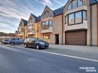 Gelegen op wandelafstand van het commerciële centrum van Sijsele, vindt u dit lichtrijk appartement met terras.<br /><br />Dit appartement bestaat uit: een inkomhal met toilet, een lichtrijke leefruimte met toegang tot een ruim terras, een open ingerichte keuken voorzien van elektrische kookplaat, dampkap, oven, koelkast en dubbele spoelbak, een ruime berging, één slaapkamer en een badkamer met lavabo en ligbad.<br /><br />Bij dit appartement hoort een autostaanplaats (nr. 4). <br />Het appartement geniet een gunstige ligging nabij verschillende winkels, diensten en openbaar vervoer.