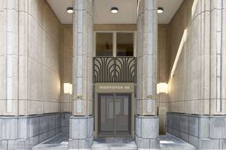 <strong>MONTOYER 40</strong> bevindt zich in het hart van de <strong>Europese wijk</strong>, op een prestigieuze en strategische locatie omringd door Europese instellingen, ambassades en internationale ondernemingen. Dankzij de nabijheid van de Wetstraat, Belliardstraat, R20 en de Kleine Ring is het gebouw uitstekend bereikbaar. Ook de <strong>E40, E19 en E411 </strong>zijn vlot toegankelijk.<br /><br />Het gebouw wordt momenteel volledig gerenoveerd tot een hoogwaardig, toekomstgericht kantoorgebouw. Met een <strong>BREEAM Excellent-certificering</strong> in het vooruitzicht biedt Montoyer 40 een kwalitatieve en duurzame werkomgeving.<br /><br />De <strong>kantoorruimte van 558 m²</strong> is uitgerust met energiezuinige <strong>LED-verlichting</strong>, <strong>HVAC,</strong> <strong>kitchenette </strong>en<strong> </strong>eigen sanitaire voorzieningen. Daarnaast beschikt ze over afzonderlijke bureauruimtes en vergaderruimtes, ideaal voor zowel geconcentreerd werken als overleg. Extra faciliteiten zijn onder meer gemeenschappelijke douches en sauna.<br /><br />Er zijn kantoorruimtes beschikbaar <strong>van 525 m² tot 1.872 m²</strong>, waardoor het gebouw geschikt is voor zowel kleinere als grotere ondernemingen.<br /><br />Het gebouw beschikt verder over <strong>2 liften</strong> en <strong>ruime parkeermogelijkheden</strong> met EV-laadpunten.<br /><br />Contacteer <strong>PANORAMA B2B</strong> voor bijkomende inlichtingen, plannen of een vrijblijvend plaatsbezoek via <strong>0477 09 00 09</strong>.