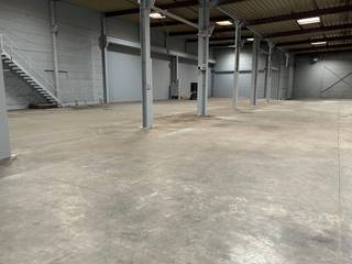 Magazijn van 1275m², gelegen te Lendelede vlakbij de N36.<br /><br />Mooie hoogte van 6m en 8 m. <br />Zone voor kleinschalige, ambachtelijke bedrijfsvoering<br />Maandelijkse huurprijs € 2550+BTW+KI<br />Syndickost van € 75/maand