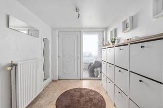 <p><strong>Ruime instapklare bel-etagewoning in Machelen, praktisch gelegen nabij het centrum en belangrijke invalswegen.</strong><br /><br />Deze gesloten bebouwing combineert een ruime bel-etage met een praktische indeling en een vlotte bereikbaarheid in een residentiële omgeving nabij openbaar vervoer. De woning beschikt over vier slaapkamers en twee badkamers, ideaal voor gezinnen of wie extra ruimte zoekt voor hobby of thuiswerk. Dankzij de instapklare staat kan je hier meteen comfortabel wonen. De veranda en het terras zorgen bovendien voor extra leefruimte en een aangename verbinding tussen binnen en buiten.<br /><br /><u><strong>Belangrijkste ruimtes:</strong></u><br />• Ruime living (22,2 m²) met aangename lichtinval<br />• Eetkamer (14 m²) aansluitend aan de leefruimte<br />• keuken (5,8 m²)<br />• Veranda (21,2 m²) met extra leefcomfort<br />• Vier slaapkamers van 30 m², 15 m², 14 m² en 8 m²<br />• Twee badkamers van 5,5 m² en 2,5 m²<br />• Garage (17,7 m²) en meerdere bergingen<br />• Terras voor ontspanning buiten<br /><br /><u><strong>Troeven:</strong></u><br />• Ruime bel-etagewoning met praktische indeling<br />• Instapklare woning met vier slaapkamers en twee badkamers<br />• Centrale ligging nabij centrum, openbaar vervoer en invalswegen<br /><br />Meer informatie of een bezoek met Margaux Mulkers? Contacteer ons via +3223351115<br />JOUW DROOMHUIS. ZO GEVONDEN!</p>