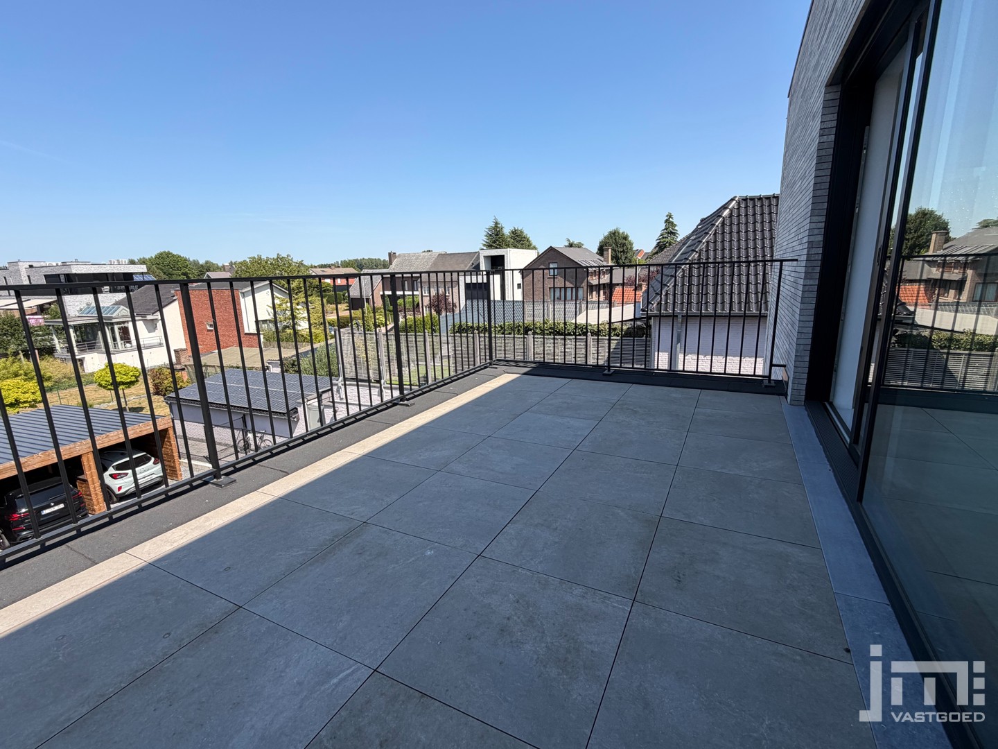 Recent appartement met 2 slaapkamers, carport en buitenberging - foto 4