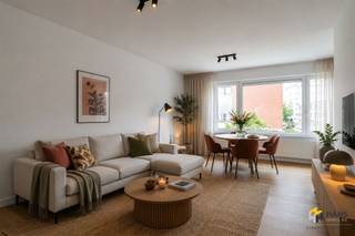 <p><span>Dit instapklare appartement is gelegen in een aangename buurt vlakbij het Te Boelaerpark. Dankzij de nabijheid van Berchem-Station, tal van tram- en busverbindingen, verschillende velo-stations en een vlotte aansluiting op de snelweg geniet je hier van een uitstekende bereikbaarheid.</span></p><p><span>Het appartement bevindt zich op de eerste verdieping van een kleinschalig gebouw bestaande uit drie wooneenheden. Het werd volledig gerenoveerd en afgewerkt met oog voor kwaliteit en comfort. Zo werden het dak, de elektriciteit en de ramen vernieuwd, wat mee resulteert in een gunstige EPC-score B. Dankzij de aparte meters voor gas, water en elektriciteit en de beperkte gemeenschappelijke delen blijven de vaste kosten bovendien laag.</span></p><p><span>Je komt binnen in de aparte inkomhal, waarna je rechts de lichtrijke leefruimte betreedt. Samen met de open keuken beslaat deze ruimte ongeveer 36 m². De keuken is volledig uitgerust met een kookvuur, dampkap, spoelbak, ingebouwde oven, vaatwasser en koelkast met vriesvak. Vanuit de leefruimte heb je toegang tot het gezellige terras van 4 m² met noordoriëntatie. De badkamer (3 m²) is praktisch ingericht en voorzien van een inloopdouche, lavabomeubel, toilet en handdoekdroger. Achteraan bevinden zich de twee volwaardige slaapkamers van 9 m² en 14 m².</span></p><p><span>Ben je op zoek naar een volledig gerenoveerd appartement waar je zonder zorgen kan intrekken? Mis deze kans niet! Bewoonbare opp. 93 m² – ref.: bruto vloeropp. Voor meer info of een gratis schatting surf naar</span></p>