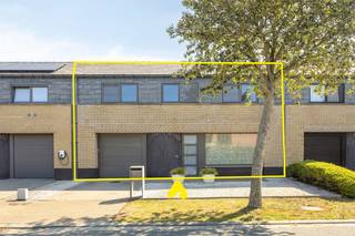 Rust, ruimte en een uitstekende ligging: deze perfect onderhouden woning combineert het beste van twee werelden.<br /><br />Gelegen in een rustige doodlopende straat, zonder doorgaand verkeer, geniet u hier van alle privacy, terwijl zowel Nieuwpoort Stad als Nieuwpoort Bad zich op wandelafstand bevinden. Achter de woning loopt bovendien een fietspad dat beide locaties rechtstreeks met elkaar verbindt.<br /><br />Met een bewoonbare oppervlakte van 159 m² biedt deze instapklare woning alle comfort voor wie op zoek is naar zorgeloos wonen.<br /><br />Op het gelijkvloers verwelkomt de ruime inkomhal met vestiaire en gastentoilet u in een lichtrijke leefruimte, waar grote raampartijen zorgen voor een aangename sfeer en een mooie verbinding met de tuin. De volledig ingerichte keuken sluit perfect aan op de leefruimte en vormt het hart van de woning. Verder beschikt u over een ruime garage met praktische wasplaats en extra bergruimte.<br /><br />De eerste verdieping omvat drie volwaardige slaapkamers en een verzorgde badkamer met ligbad, lavabo en toilet.<br /><br />Ook buiten is het volop genieten. De fraai aangelegde en perfect onderhouden tuin met zonnig terras vormt de ideale plek om in alle rust te ontspannen of gezellige momenten door te brengen met familie en vrienden. Voor de woning is bovendien parkeergelegenheid voorzien voor één wagen.<br /><br /><strong>Troeven van deze woning:</strong>
<ul>
	<li>Rustige ligging in een doodlopende straat</li>
	<li>Op wandelafstand van Nieuwpoort Stad én Nieuwpoort Bad</li>
	<li>Rechtstreekse fietsverbinding achter de woning</li>
	<li>159 m² bewoonbare oppervlakte</li>
	<li>Drie ruime slaapkamers</li>
	<li>Ruime garage met wasplaats en berging</li>
	<li>Instapklaar en uitstekend onderhouden</li>
	<li>Zonnige, onderhoudsvriendelijke tuin met terras</li>
	<li>Private parkeerplaats voor de woning</li>
</ul>
<br /><span><em><strong>Ontdek zelf de charme van deze woning tijdens de bezoekdag en dit OP AFSPRAAK op zaterdag 8 augustus, tussen 10.00 uur en 12.30 uur.</strong></em></span>