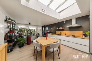 Ontdek deze aangename woning in de Rustenburgstraat 43 te Brugge. Met vier slaapkamers, een volledig vernieuwde keuken en een zuidgerichte tuin heeft deze woning heel wat troeven in huis. De woning is gelegen in een rustige buurt, op korte afstand van het centrum, het ziekenhuis en de Expressweg. Hierdoor geniet u van een aangename woonomgeving met een vlotte verbinding naar de belangrijkste voorzieningen en invalswegen.<br /><br />Bij het binnenkomen wordt u verwelkomd in de inkomhal, die toegang biedt tot een ruime berging. Vervolgens komt u in de ruime leefruimte met open keuken, die recent volledig werd vernieuwd. Ook de badkamer bevindt zich op het gelijkvloers en is uitgerust met een ruime inloopdouche.<br /><br />Dankzij de dakramen en de grote raampartijen achteraan geniet de woning van een mooie natuurlijke lichtinval. Via het schuifraam bereikt u de ruime, zuidgerichte tuin. Het overdekte terras met luifel in melkglas vormt de ideale plek om het hele jaar door van het buitenleven te genieten. Verder beschikt de tuin over een groene zone en een ruim tuinhuis, ideaal voor het opbergen van tuinmateriaal en andere spullen.<br /><br />Op de eerste verdieping bevinden zich twee ruime slaapkamers en een apart toilet. De master bedroom beschikt bovendien over een ingebouwde kast. Op de tweede verdieping zijn nog twee slaapkamers ingericht, waardoor de woning in totaal vier slaapkamers telt.<br /><br />Een extra troef: in twee slaapkamers is reeds een lavabo aanwezig. Wie graag een bijkomende douche of badkamer voorziet, beschikt hierdoor over een interessante basis om dit verder uit te werken. Ook op energetisch vlak heeft deze woning heel wat te bieden. Met een EPC-label B, zonnepanelen en een thuisbatterij geniet u van een energiezuinige woning met oog op de toekomst.<br /><br />Interesse? Contacteer Giovanni voor meer informatie of een bezoek via 0468 43 21 35 of giovanni@immofrancois.be!<br /><br />
