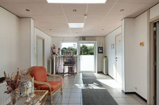 <p>Op een perceel van maar liefst 46a56, rustig gelegen in woongebied te Burst, bevindt zich dit veelzijdig complex met tal van mogelijkheden.</p><p>Het gebouw omvat momenteel 16 verhuurde serviceflats, wat zorgt voor een onmiddellijk rendement. Daarnaast beschikt het geheel over een gemeenschappelijke eetzaal, ingerichte keuken en diverse praktische ruimtes.</p><p>Buiten geniet u van een ruime tuin en aangename buitenomgeving, ideaal voor bewoners en bezoekers. Verder zijn er 2 garageboxen en meerdere parkeerplaatsen aanwezig.</p><p>Deze eigendom biedt niet alleen de mogelijkheid om de bestaande exploitatie verder te zetten, maar leent zich eveneens uitstekend tot herontwikkeling of een nieuw project, mits de nodige vergunningen.</p><p>Een zeldzame opportuniteit voor investeerders of projectontwikkelaars op zoek naar een rendabele en toekomstgerichte investering.</p>
