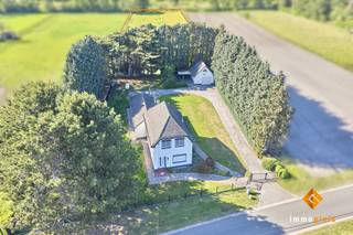 <p><span>Deze woning is gelegen op een ruim perceel van 59a50ca, omgeven door velden en weilanden en vlakbij het bos.</span></p><p><span> </span></p><p><span>Indeling gelijkvloers:</span><span> inkomhal, woonkamer, eetkamer, keuken, sas, badkamer, apart toilet, multifunctionele ruimte (berging, wasplaats, ...)</span></p><p><span> </span></p><p><span>Indeling verdieping:</span><span> nachthal, 3 slaapkamers. </span></p><p><span> </span></p><p><span>De woning beschikt tevens over een zolder voor extra bergruimte. </span></p><p><span> </span></p><p><span>Achter de woning bevindt zich een vrijstaande garage met zolder. </span></p><p><span> </span></p><p><span>Op het achterliggende weiland bevindt zich een paardenstal met 2 boxen. </span></p><p><span> </span></p><p><span>Troeven:</span></p><ul><li><span>Volledig op te frissen naar eigen smaak en behoeften</span></li><li><span>Perceel van 59a50ca, ideaal voor dieren- of natuurliefhebbers</span></li><li><span>Omgeven door velden en weilanden</span></li><li><span>Vlakbij het bos met diverse wandel-, fiets- en ruiterroutes</span></li><li><span>Unieke ligging</span></li></ul>