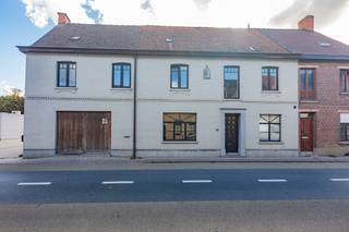 Verder af te werken, doch onmiddellijk bewoonbare ruime woning met 4 slpks (meer mogelijk), tuin, garage (met koelcel) ...ENERGIELABEL C...<br />BRUIKBARE VLOEROPPERVLAKTE VOLGENS EPC 399M².