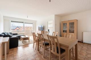 Dit appartement is terug te vinden op een toplocatie in Mariaburg-Ekeren op de tweede verdieping van een kleinschalig gebouw. <br /><br />Indeling is als volgt: ruime inkomhal met gastentoilet, een lichtrijke leefruimte met aansluitend de goed onderhouden keuken met extra bergruimte waar er plaats is voor wasmachine en droogkast. Verder vinden we nog een badkamer en twee volwaardige slaapkamers.<br /><br />Parkeren? Dat kan in de garagebox achter het gebouw. <br /><br />€60 gemeenschappelijke kosten incl. waterverbruik.<br /><br />*Het EPC houdt geen rekening met de zonnepanelen die recent werden geplaatst.<br /><br />Beschikbaar vanaf 01/04/2026<br /><br />Kom snel een kijkje nemen! info@neonvastgoed.be