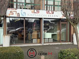 <p><span><span>*** Veelzijdig handelspand *** - kan gebruikt worden als salon, kantoor, praktijk, winkel, ...<br /><br />Op een strategische locatie aan Kempische Steenweg vlakbij de Corda Campus bieden wij dit veelzijdige handelspand te koop aan.<br />Momenteel ingericht als kapsalon met schoonheidsbehandelingen, maar dankzij de open indeling en hoogwaardige afwerking perfect inzetbaar voor diverse doeleinden.<br />Het pand werd volledig gestript en opnieuw ingericht in 2014.<br /><br />De volledig glazen voorgevel zorgt voor veel lichtinval en een goede zichtbaarheid.<br />Deze ramen zijn vernieuwd in aluminium ramen met dubbel glas.<br />Als je binnenkomt is er een zeer mooi afgewerkte open ruimte die helemaal voorzien werd van hoogwaardig maatwerk: vestiaire, balie, maatkasten, scheidingswand, …<br />Achter de halfopen scheidingswand is er een extra ruimte die multifunctioneel kan ingezet worden, opnieuw voorzien van maatkasten. Hier vind je ook het apart toilet met handwasbakje. Via een schuifwand kom je in de achterliggende ruimte met vaatwasser en koelkast, beide ingewerkt in maatwerk waardoor ook deze ruimte zeer bruikbaar is in het geheel.<br />Achteraan is de berging met meubel met spoelbak, aansluiting voor wasmachine en droogkast en CV-ketel.<br />De verwarming is op aardgas en er bijkomend een warmtepomp geplaatst met airco en luchtverwarming.<br /><br />Dankzij de hoogwaardige afwerking, maatwerkoplossingen en strategische ligging is dit pand perfect geschikt voor meerdere doeleinden.<br /><br />Achteraan zijn er 2 afgesloten garages die kunnen aangekocht worden aan 17.500 euro per stuk. Kunnen beide samengevoegd worden tot 1 geheel.<br /><br />Troeven:<br />- goede zichtbaarheid<br />- vlot bereikbaar<br />- perfecte afwerking<br />- kwalitatief maatwerk<br />- multifunctioneel inzetbaar qua invulling </span></span></p>
<span><span>- energiezuinig - label A<br />- nieuwe alu-ramen met HR-glas<br />- warmtepomp lucht/lucht - airco/verwarming<br />- asbestveilig<br />- mogelijkheid (geen verplichting) om afgesloten garages aan te kopen<br /><br />Interesse? Neem vandaag nog contact op en ontdek de mogelijkheden van dit instapklare handelspand!<br />Optie M vastgoed I 011/23 11 01 I carine@optie-m.be</span></span><br /> 