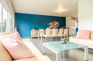 Interesse? Registreer je via volgende link: https://m3-zwijndrecht.mijnhuurprofiel.be/property/a7af7337-2f02-448c-9664-fc129faa96ca. Daarna nemen we contact op om een afspraak in te plannen.<br /><br />Welkom in de Zonnebloemstraat 11 te Beveren. In deze <strong>doodlopende straat </strong>vinden we een instapklare en ruime woning. <br /><br />We parkeren de auto op de <strong>oprit (3 plaatsen) of in de garage</strong> en stappen de woning binnen. We komen binnen in een grote <strong>inkomhal</strong> met <strong>gastentoilet.</strong><br />Van hieruit komen we in de open <strong>leefruimte</strong>. Hier vinden we een gezellige <strong>woonkamer </strong>met gashaard en een ruime<strong> eetkamer </strong>die aansluit op de<strong> open keuken.</strong><br />De open keuken is volledig uitgerust met 5-pits gasfornuis, ijskast, dubbele spoelbak, oven en vaatwasser. Er is zelfs ruimte voor een ontbijttafel.<br />Bij de keuken is een <strong>berging </strong>waar zich de aansluitingen voor wasmachine, droogkast bevinden. <br /><br />Op het gelijkvloers vinden we ook nog de grote garage die toegankelijk is via een<strong> elektrische poort.</strong><br />Hierbij is nog een <strong>berging </strong>die toegang geeft tot de mooie groene tuin. Ook vanuit de woonkamer kan je via het schuifraam makkelijk de<strong> tuin</strong> betreden. <br />Het ruime terras doet je al verlangen naar gezellige zomeravonden.<br /><br />Met de trap komen we op de <strong>1e verdieping</strong>. Hier vinden we <strong>3 ruime slaapkamers</strong>. Eén van de slaapkamers is momenteel ingericht als dressing.<br />Verder vinden we ook nog een <strong>ruime badkamer</strong> met douche, bad, toilet en dubbele spoelbak.<br /><br />Met een valtrap kunnen we ook de <strong>zolderruimte </strong>betreden. Momenteel ingericht als zolder en dus oplsagruimte.<br /><br /><u><strong>Technisch:</strong></u><br />- EPC: 180 kWh/m2jaar, label B<br />- Direct beschikbaar<br /><br /><u><strong>Kosten:</strong></u><br />- Huur: €1400/maand<br />- Nutsvoorzieningen zelf af te sluiten<br />- 3 maanden huurwaarborg<br />- Plaatsbeschrijving