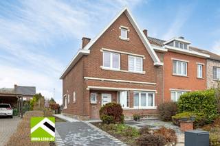 Deze woning werd recent grondig vernieuwd en is dan ook instapklaar.Er is een mooi verzorgde tuin rondom met een praktische toegang en garage langs...
