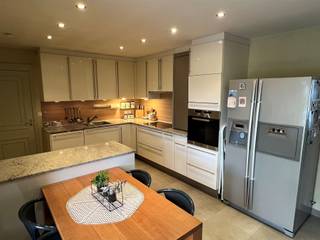 INKOMHALL; AFZONDERLIJK W.C.; BUREEL; LIVING MET SCHOUW; VERANDA; INGERICHTE KEUKEN MET INDUCTIE KOOKPLAAT, DAMPKAP, OVEN, MICROGOLFOVEN,...