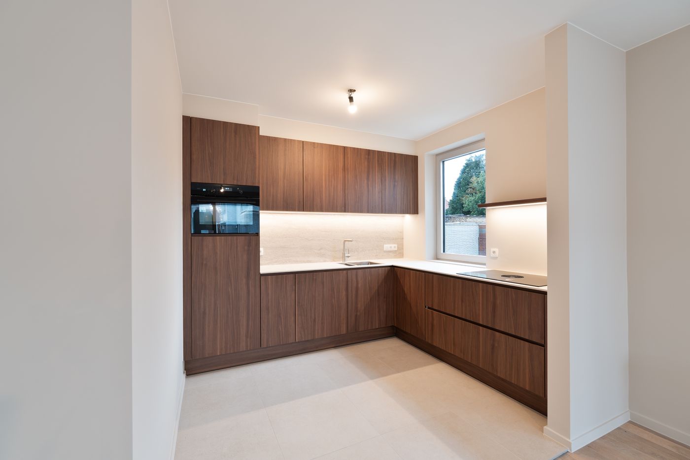 Gerenoveerd gelijkvloers 2 slaapkamerappartement - foto 3