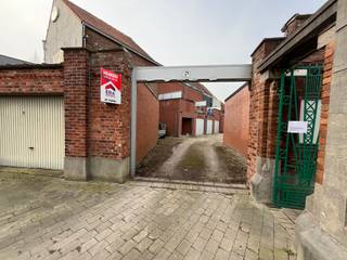 Menen - Garage te huur.+ Afmetingen : +/- 15m²+ Manuele poort+ Geen licht aanwezig+ Diepte 5 meter...