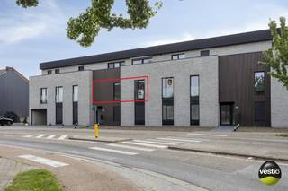 Een unieke kans die je niet mag missen!<br />Dit strakke nieuwbouwappartement in Munsterbilzen combineert modern wooncomfort met een uitzonderlijk fiscaal voordeel: jij betaalt slechts 2% registratierechten in plaats van 21% btw — een besparing van tienduizenden euro's. Nog nooit bewoond, instapklaar en toekomstgericht. Of je nu een eigen thuis zoekt of slim wil investeren: dit is je kans.<br />Licht, ruimte en kwalitatieve afwerking<br /><br />Zodra je binnenstapt, valt de lichtrijke leefruimte op met grote raampartijen en een naadloze verbinding met het ruime terras aan de achterzijde — perfect voor een ontspannen avond buiten of een gezellige loungehoek. Warme parketlook-tegels en een strakke, tijdloze afwerking maken de sfeer meteen compleet.<br />De volledig ingerichte open keuken is uitgerust met nieuwe toestellen en biedt ruim voldoende kastruimte. Aansluitend vind je een handige berging met technische installaties en aansluiting voor een wasmachine.<br /><br />De badkamer met inloopdouche en dubbele lavabo straalt kwaliteit uit, en de twee volwaardige slaapkamers bieden alle ruimte die je nodig hebt — voor een gezin, een koppel, of als rendabele investering.<br /><br />Kleine opmerking, groot voordeel: het appartement wordt opgeleverd zonder schilderwerken — de muren zijn klaar om te schilderen. Dat klinkt misschien als een werkpunt, maar het is eigenlijk een troef: jij kiest zelf de kleuren en maakt het appartement van meet af aan helemaal van jou. Geen overschilderen van andermans smaak, maar een frisse start met jouw eigen touch.<br /><br /><strong>Indeling</strong>
<ul>
<li>Inkomhal met vestiaire en gastentoilet</li>
<li>Lichtrijke leefruimte met open keuken</li>
<li>Volledig ingerichte keuken met nieuwe toestellen</li>
<li>Berging (technieken + wasaansluiting + opbergruimte)</li>
<li>2 volwaardige slaapkamers</li>
<li>Badkamer met inloopdouche en dubbele lavabo</li>
<li>Ruim terras aan de achterzijde</li>
<li>Privatieve parkeerplaats + kelderberging inbegrepen in de prijs</li>
</ul>
<br /><strong>Energiezuinig wonen op zijn best</strong><br />Met een E-peil van E19 behoort dit appartement tot de absolute top op vlak van energieprestaties. Vloerverwarming via warmtepomp, zonnepanelen en een hoogwaardig ventilatiesysteem zorgen voor een laag energieverbruik en lage maandelijkse kosten. Investeren in de toekomst was nog nooit zo verstandig.<br /><br /><strong>Jouw voordelen in een oogopslag</strong><br />✅ Nooit bewoond — écht instapklaar<br />✅ Slechts 2% registratierechten<br />✅ BEN-appartement (E19)<br />✅ Zonnepanelen & warmtepomp<br />✅ Lift in het gebouw<br />✅ Ruim terras & privatieve parking inbegrepen<br />✅ Kelderberging inbegrepen<br />✅ Vermindering kadastraal inkomen eerste 5 jaar<br /><br />Interesse? Neem vandaag nog contact op!<br />Wil je dit appartement bezoeken of heb je vragen? Wij helpen je graag verder en plannen snel een afspraak in. Neem contact op met 0478 30 04 25 of michiel@vestio.com<br /><br />Overweeg je om te verkopen, of ben je gewoon benieuwd naar de huidige waarde van je woning? Wij maken vrijblijvend en kosteloos een professionele schatting op maat — zonder verplichtingen achteraf.