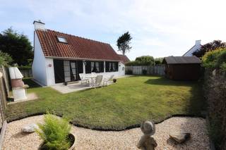 Droomt u van een eigen plek aan de Belgische kust waar rust, natuur en comfort perfect samenkomen? Dan is deze uitstekend onderhouden en instapklare vakantiewoning met drie slaapkamers in het geliefde vakantiepark <em>Zeewind II</em> in Bredene precies wat u zoekt.<br />Op het domein kunnen bewoners gebruikmaken van een gemeenschappelijk buitenzwembad en een speelzone voor kinderen, wat deze eigendom bijzonder aantrekkelijk maakt als tweede verblijf voor het hele gezin.<br />Deze authentieke visserswoning ademt charme en gezelligheid en bevindt zich in een groene, familievriendelijke omgeving op slechts 800 meter van het strand en de duinen. Vanuit de woning wandelt u rechtstreeks naar het prachtige natuurgebied tussen zee en duinen, terwijl de nabijgelegen kusttram u rechtstreeks verbindt met kussteden zoals Oostende, De Haan en Knokke.<br />Via de gratis overzetboot aan de Oosteroever bereikt u bovendien snel het centrum van Oostende.<br />Binnen geniet u van een praktische en comfortabele indeling. Op het gelijkvloers bevinden zich een gezellige leefruimte, een volledig uitgeruste keuken, een slaapkamer, een ruime inkomhal, een badkamer en een apart gastentoilet. Op de verdieping vindt u nog twee volwaardige slaapkamers, ideaal voor familie en gasten. De woning beschikt daarnaast over een privatieve parkeerplaats vlakbij.<br />Een absolute meerwaarde is de zonnige, zuidgerichte tuin op een perceel van 284 m². Dankzij de ligging naast een natuurdomein met park en bos geniet u van maximale rust, privacy en een aangenaam open gevoel. Hier komt u volledig tot ontspanning in een verzorgde groene omgeving. Praktische buitenberging aanwezig.<br /><strong>Extra troeven:</strong>
<ul>
<li><span>Instapklare vakantiewoning met 3 slaapkamers </span></li>
<li><span>Op wandelafstand van strand, zee en duinen </span></li>
<li><span>Zuidgerichte tuin op 284 m² </span></li>
<li><span>Grenzend aan natuurgebied, park en bos </span></li>
<li><span>Privatieve parkeerplaats </span></li>
<li><span>Gemeenschappelijk zwembad en speelzone </span></li>
<li><span>Vernieuwde elektrische installatie </span></li>
<li><span>Rustige en groene ligging </span></li>
</ul>
Of u nu op zoek bent naar een zorgeloze tweede verblijfplaats aan zee of een interessante investering aan de Belgische kust: deze charmante vakantiewoning biedt alles om jarenlang te genieten van rust, natuur en ontspanning.<br /><strong>Interesse? Contacteer ons vandaag nog voor een bezoek en ontdek zelf de unieke troeven van deze eigendom.</strong><br />
