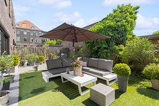 <p>Op zoek naar een recente, energiezuinige woning op een rustige én vlot bereikbare ligging? Deze verzorgde woning van 2012 in de Zeepziederijstraat combineert comfort, licht en functionaliteit, en is beschikbaar onder registratierechten.</p><p>De lichtrijke leefruimte van ca. 47 m² met open, luxueus uitgeruste keuken vormt het hart van de woning. Dankzij het openwerken van de achtergevel ontstaat een directe verbinding met het terras en de stadstuin, waar u door de gunstige oriëntatie de hele dag van de zon geniet. Zonwerende beglazing zorgt voor extra comfort. Aansluitend bevinden zich de inkomhal met gastentoilet, vestiaire en trap.</p><p>Op de verdieping zijn er drie volwaardige slaapkamers (ca. 16 m², 12 m² en 11 m²), een badkamer met inloopdouche en toilet en een polyvalente ruimte met extra opbergmogelijkheden.</p><p>Ondergronds beschikt u over een privatieve garage (ca. 12 m²) met aansluitend een koele berging en wasplaats (ca. 5 m²).</p><p>De woning is energiezuinig uitgerust met een warmtepomp en ventilatiesysteem D met warmterecuperatie (EPC B – 129 kWh/m²/jaar ).</p><p>Gelegen op een rustig doodlopend pleintje nabij het Lappersfortbos, met vlotte verbinding naar Brugge, station en autosnelwegen.</p><p>De woning zal vrij zijn vanaf 1/02/2027.</p><p>Interesse?</p>