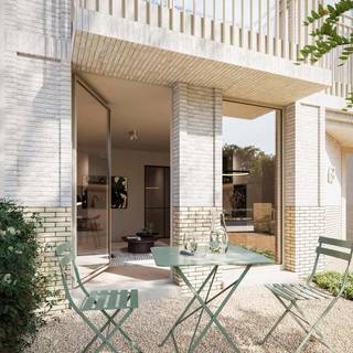 Villa d’Haan is een kleinschalige nieuwbouwresidentie in het hart van de meest charmante badplaats van onze kust, De Haan. Hier woon je vlakbij het centrum met zijn sfeervolle Belle Époque-architectuur, de gezellige winkelstraat en talloze culinaire adressen. Ook de brede stranden, duinen en de statige Concessiewijk bevinden zich op wandelafstand. Dankzij de vlotte verbindingen bereik je Brugge, Oostende of Blankenberge in slechts 20 minuten. Zo combineert Villa d’Haan een rustige woonomgeving met een uitstekende bereikbaarheid.
De residentie telt vijf exclusieve appartementen met bewoonbare oppervlaktes van 68m² tot 149m², telkens voorzien van royale terrassen. Op het gelijkvloers en de eerste verdieping bevinden zich twee appartementen met twee slaapkamers, terwijl de bovenste verdieping een unieke penthouse met drie slaapkamers biedt. Uitzonderlijke troef van dit project is de gemeenschappelijke tuin achter het gebouw waar zich tevens de autostaanplaatsen bevinden.
De appartementen worden afgewerkt met kwalitatieve en duurzame materialen in harmonie met de strengste isolatie- en energienormen. Vloerverwarming via een lucht-water warmtepomp, in combinatie met een doordachte akoestische isolatie en royale raampartijen, creëren een lichtrijke en comfortabele woonervaring in elk seizoen. Villa d’Haan is dan ook ideaal als tweede verblijf, stijlvolle vaste woonst of als investering!
Wens je meer informatie over Villa d’Haan? Contacteer ons via 050 70 81 74 of hello@keyimmo.be.