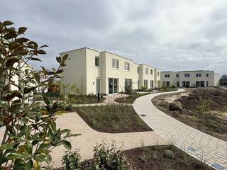 <p>In Bredene aan Zee bieden wij te koop aan: <br /><strong>Comfortabele en instapklare vakantiewoningen</strong> voor eigen gebruik of investering. Deze woningen combineren ruimte, licht en hedendaags wooncomfort op een topligging aan de kust.</p>
<p>Deze modelwoning beschikt over <strong>drie volwaardige slaapkamers</strong>, een stijlvolle <strong>badkamer</strong>, een <strong>ruime leefruimte met open, volledig uitgeruste keuken</strong>, een <strong>grote berging</strong>, een <strong>apart gastentoilet</strong> en een <strong>technische ruimte</strong>. Dankzij de doordachte indeling geniet u van optimaal wooncomfort, zowel voor eigen gebruik als voor vakantieverhuur.</p>
<p>Aan de <strong>zuidzijde van de woning</strong> bevindt zich een <strong>ruim buitenterras</strong>, ideaal om in alle rust te genieten van de zon. De woning is binnenin <strong>volledig geschilderd</strong>, afgewerkt met kwaliteitsmaterialen en voorzien van <strong>alle moderne comfort</strong>.</p>
<p>Daarnaast kan de woning <strong>aangekocht worden inclusief meubels</strong> (tegen meerkost), waardoor ze volledig instapklaar is en meteen klaar voor gebruik of verhuur.</p>
<p><strong>De Strandloper</strong> staat garant voor zorgeloos genieten aan zee, in een hedendaagse en duurzame woonomgeving.</p>