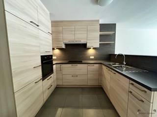 <h3><span>Appartement de plain-pied économe en énergie, avec 1 chambre et un garage</span></h3><p><span>Vous recherchez un appartement de plain-pied confortable et prêt à emménager ? Cet appartement bien entretenu situé à Lebbeke allie un agencement pratique à des pièces agréables et lumineuses.</span></p><p><span>Dès l’entrée, on découvre un vaste espace de vie doté de grandes baies vitrées, suivi d’une cuisine entièrement équipée. L’appartement dispose également d’une chambre spacieuse, d’une salle de bains équipée avec douche, de toilettes séparées pour les invités et d’un débarras/local technique pratique.</span></p><p><span>Le garage privé constitue un atout supplémentaire non négligeable : il vous offre en effet une place de stationnement sécurisée ainsi qu'un espace de rangement supplémentaire.</span></p><p><span>Un appartement idéal pour une personne seule, un couple, un jeune ménage ou un investisseur à la recherche d’un logement confortable à Lebbeke.</span></p><p><span>Cela vous intéresse ? Contactez-nous pour plus d'informations ou pour organiser une visite sur place.</span></p>