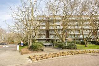 Ben je op zoek naar een appartement met 3 slaapkamers en terras te koop in Berchem? Dan is dit ruime appartement te koop aan de Langveld 2...