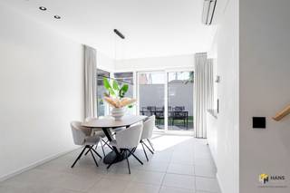 <p><span>Rustig wonen in een groene en kindvriendelijke omgeving, zonder in te boeten aan bereikbaarheid? In deze aangename woonwijk in Lier geniet je van het beste van twee werelden. Winkels, scholen, openbaar vervoer en belangrijke invalswegen bevinden zich op korte afstand, waardoor je hier comfortabel woont met alles binnen handbereik.</span></p><p><span>De woning werd opgeleverd in 2024 en verkeert in onberispelijke staat. Dankzij de recente bouw ben je verzekerd van hedendaags wooncomfort en uitstekende energieprestaties. Zo is het dak conform geïsoleerd met 20 cm minerale wol en uitgerust met 9 zonnepanelen, beschikken de aluminium ramen over driedubbele beglazing en is de elektriciteit conform. Daarnaast werden de muren geïsoleerd met 10 cm PUR, de vloer van het gelijkvloers met 12 cm PUR en is er een ventilatiesysteem type D aanwezig. De airconditioning op het gelijkvloers zorgt bovendien voor extra comfort tijdens warme zomerdagen. Al deze elementen resulteren in een uiterst gunstige EPC-score.</span></p><p><span>Je komt binnen in de inkomhal met ingemaakte vestiairekast en een apart gastentoilet. Vervolgens betreed je de lichtrijke leefruimte met open, volledig ingerichte keuken, samen goed voor een royale oppervlakte van 44 m². De keuken is voorzien van alle hedendaags comfort en beschikt over een aansluitende berging van 2 m². Achteraan heb je toegang tot de L-vormige, oost-georiënteerde tuin van 140 m². Op de eerste verdieping bevinden zich drie slaapkamers van respectievelijk 9 m², 9 m² en 12 m². De verzorgde badkamer van 5 m² is uitgerust met een ligbad, inloopdouche, dubbele lavabo en handdoekdroger. De bovenverdieping vormt een absolute meerwaarde en herbergt een polyvalente ruimte van maar liefst 35 m². Deze kan perfect dienstdoen als vierde slaapkamer, hobbyruimte of bureau.</span></p><p><span>Als extra troef beschikt de woning over een private autostaanplaats met laadpaal vlak voor de deur.</span></p><p><span>Ben je op zoek naar een recente, energiezuinige woning waar je zonder zorgen je intrek kan nemen? Mis deze kans niet! Bewoonbare opp. 154 m² – ref.: bruto vloeropp. Voor meer info of een gratis schatting surf naar </span><span><span>www.hansimmo.be</span></span></p><p><span> </span></p>